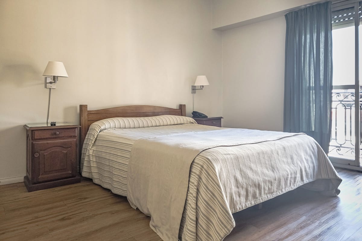 Chambre Double Standard | 1 chambre, coffres-forts dans les chambres, Wi-Fi gratuit, draps fournis