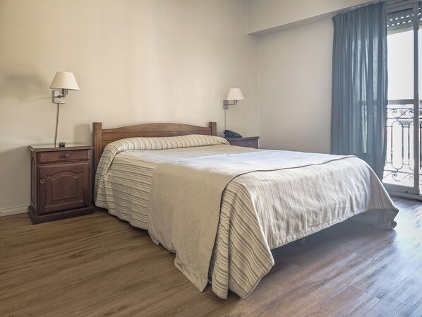 In-room safe, free WiFi, bed sheets - Hotel Marbella (Buenos Aires)