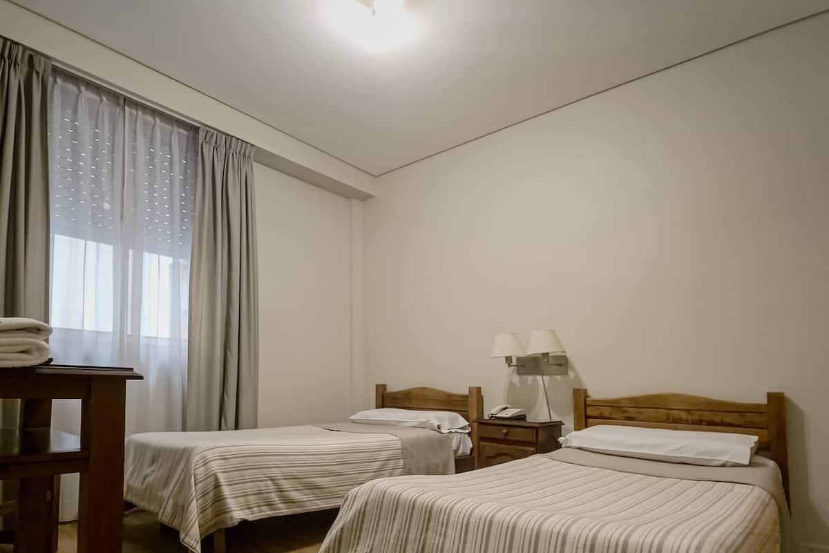 Chambre Standard avec lits jumeaux | 1 chambre, coffres-forts dans les chambres, Wi-Fi gratuit, draps fournis