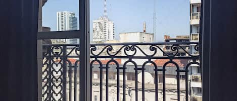 Tripla Standard | 1 camera, una cassaforte in camera, Wi-Fi gratuito, lenzuola