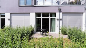 Outdoor dining - Plum Guide - Zebra Dazzle (Berlin)