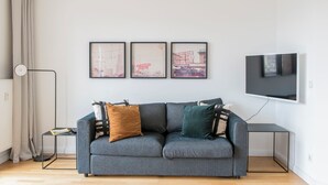 TV - Plum Guide - Geometry Farben (Berlin)