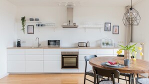 Microwave, dishwasher - Plum Guide - Geometry Farben (Berlin)
