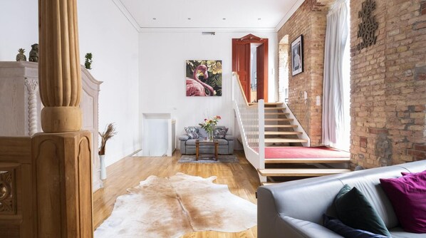 TV - Plum Guide - Table for Seven (Berlin)