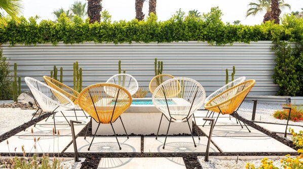 Balcony - Plum Guide - Smoketree (Palm Springs)