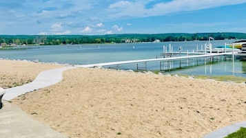 Sulla spiaggia, lettini da mare, teli da spiaggia