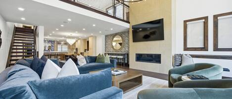 Smart TV, chimenea, reproductor de DVD y biblioteca musical