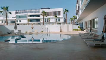 Una piscina al aire libre de temporada