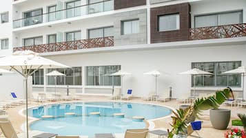 สระว่ายน้ำกลางแจ้งเปิดตามฤดูกาล