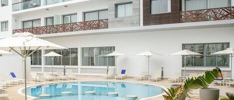 Una piscina al aire libre de temporada