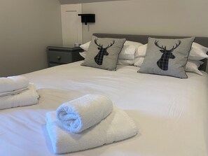 3 bedrooms, WiFi (free), bed sheets