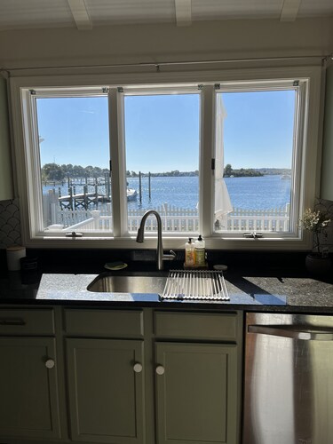 Waterfront, Dog-Friendly Cottage on the Cove. In safe, quiet neighborhood.