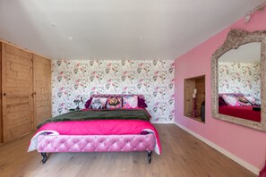 4 bedrooms, iron/ironing board, free WiFi, bed sheets