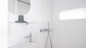 Shower - Plum Guide - Float Away (Berlin)