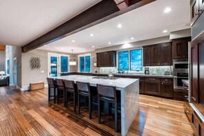 Microwave, dishwasher - Plum Guide - New Antlers (Park City)