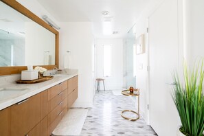 Bathroom - Plum Guide - Desert Diver (Phoenix)