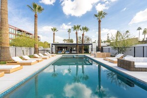 室外游泳池，日光浴躺椅