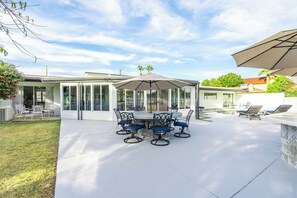 Outdoor dining - Plum Guide - Roaring Water (Phoenix)