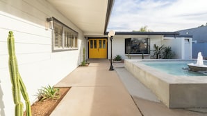 Outdoor pool, pool loungers - Plum Guide - Roaring Water (Phoenix)