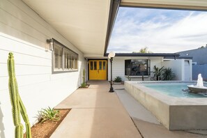 Outdoor pool, sun loungers - Plum Guide - Roaring Water (Phoenix)