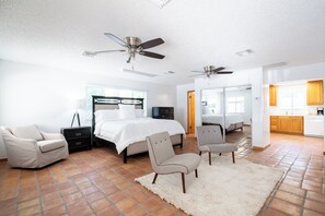 6 bedrooms, iron/ironing board - Plum Guide - Roaring Water (Phoenix)