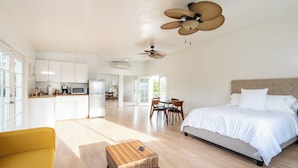6 bedrooms, iron/ironing board - Plum Guide - Roaring Water (Phoenix)