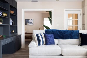 Televisión y chimenea 