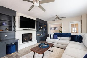 Televisión y chimenea 