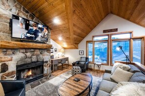 TV, fireplace - Plum Guide - The Mountain Slopes (Park City)