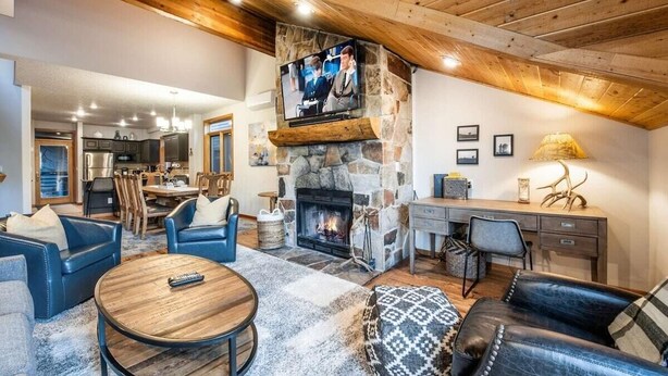 TV, fireplace - Plum Guide - The Mountain Slopes (Park City)