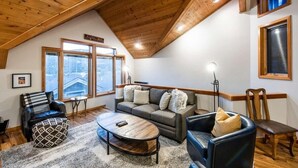 TV, fireplace - Plum Guide - The Mountain Slopes (Park City)