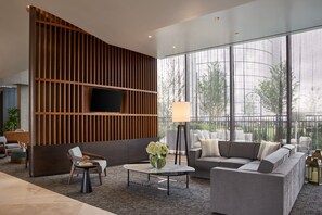 Lobby sitting area - The Watermark Hotel (McLean)