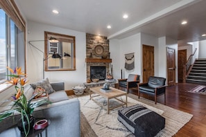 TV, fireplace - Plum Guide - Alpine Glow (Heber City)