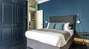 2 bedrooms, iron/ironing board - Plum Guide - Rose & Slate (Bath)