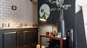 Interior - Plum Guide - Rose & Slate (Bath)