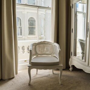 Interior - Plum Guide - Lighthouse View (Plymouth)