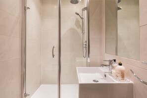 Bathroom - Plum Guide - Single Malt (Edinburgh)