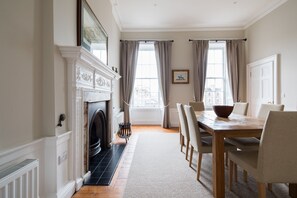 Dining - Plum Guide - Perenne (Edinburgh)