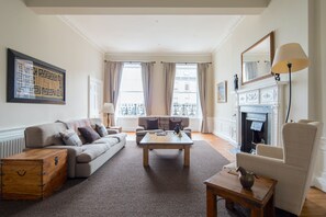 TV - Plum Guide - Perenne (Edinburgh)