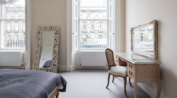 2 habitaciones y tabla de planchar con plancha