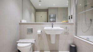 Bathroom - Plum Guide - The Highland Stag (Edinburgh)
