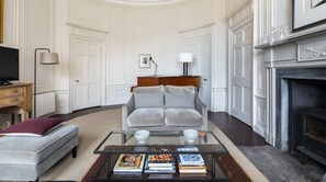 TV, books - Plum Guide - The Gilderoy (Edinburgh)