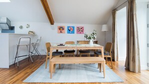 Dining - Plum Guide - Cobbled Lane (Edinburgh)