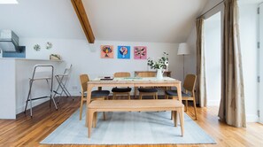 Dining - Plum Guide - Cobbled Lane (Edinburgh)