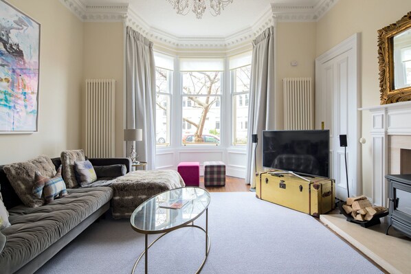 TV, fireplace, DVD player - Plum Guide - Secession (Edinburgh)