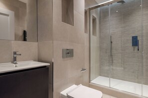 Bathroom - Plum Guide - Coral Chance (London)