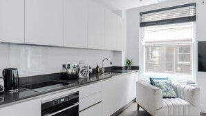 Dishwasher, dining tables - Plum Guide - Ocean Chance (London)
