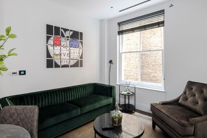 TV - Plum Guide - Verdant Chance (London)