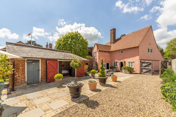 Exterior - Plum Guide - You're A Peach (Colchester)