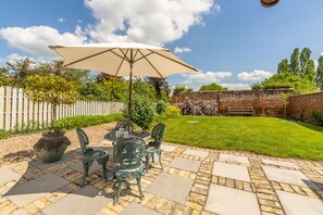 Outdoor dining - Plum Guide - You're A Peach (Colchester)